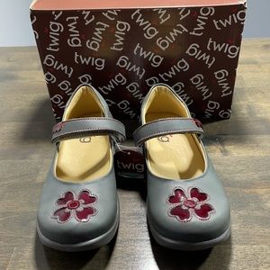 NWT Twig Girls Wendy Gray Leather Shoes